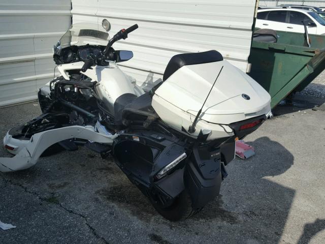 2BXREDD21HV001436 - 2017 CAN-AM SPYDER ROA WHITE photo 3