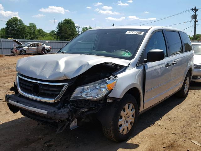 2V4RW4D16AR360063 - 2010 VOLKSWAGEN ROUTAN S SILVER photo 2