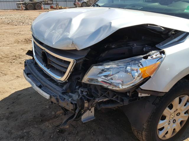 2V4RW4D16AR360063 - 2010 VOLKSWAGEN ROUTAN S SILVER photo 9