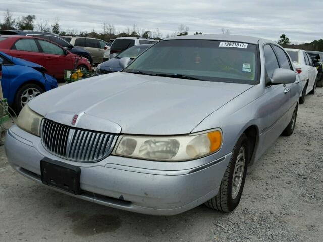 1LNFM82W6WY724909 - 1998 LINCOLN TOWN CAR S GRAY photo 2