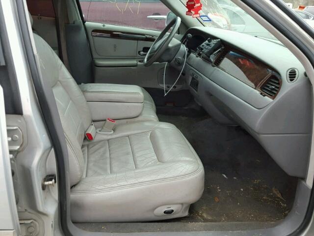 1LNFM82W6WY724909 - 1998 LINCOLN TOWN CAR S GRAY photo 5