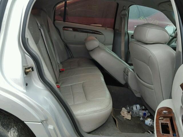 1LNFM82W6WY724909 - 1998 LINCOLN TOWN CAR S GRAY photo 6