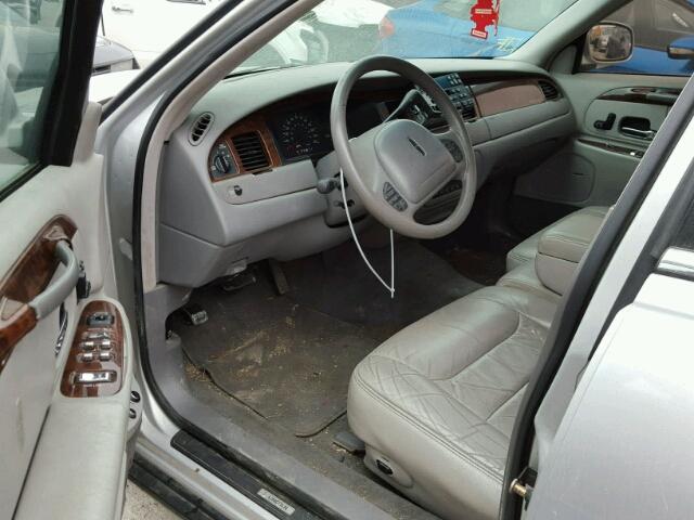 1LNFM82W6WY724909 - 1998 LINCOLN TOWN CAR S GRAY photo 9