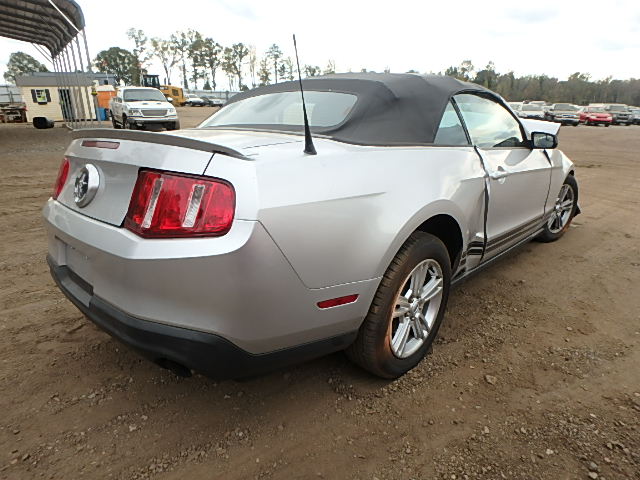 1ZVBP8EM4B5122328 - 2011 FORD MUSTANG SILVER photo 4