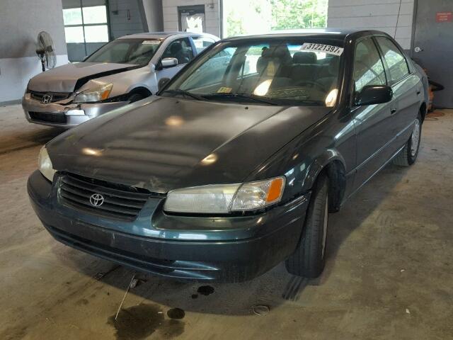 JT2BG28K6W0172895 - 1998 TOYOTA CAMRY LE GREEN photo 2