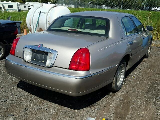 1LNHM81W9XY639705 - 1999 LINCOLN TOWN CAR E GOLD photo 4