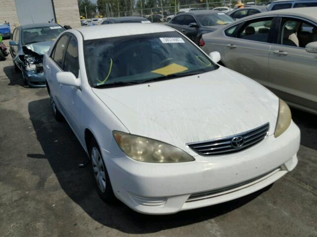 4T1BE32KX5U026143 - 2005 TOYOTA CAMRY LE WHITE photo 1