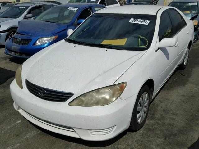 4T1BE32KX5U026143 - 2005 TOYOTA CAMRY LE WHITE photo 2