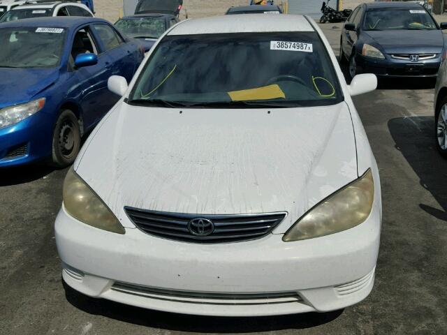 4T1BE32KX5U026143 - 2005 TOYOTA CAMRY LE WHITE photo 9