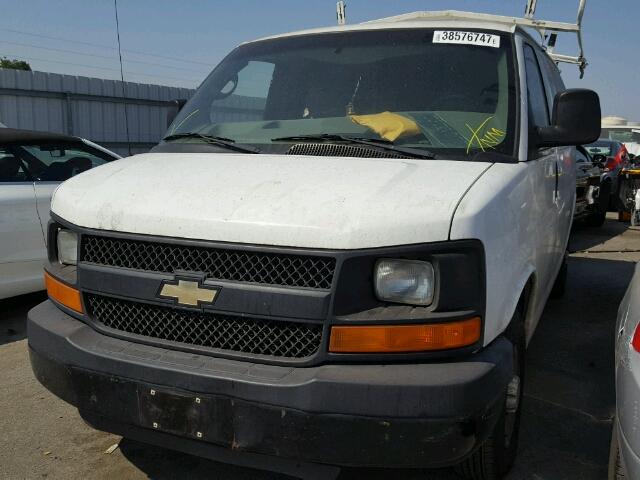 1GCGG25U771199702 - 2007 CHEVROLET EXPRESS G2 WHITE photo 2