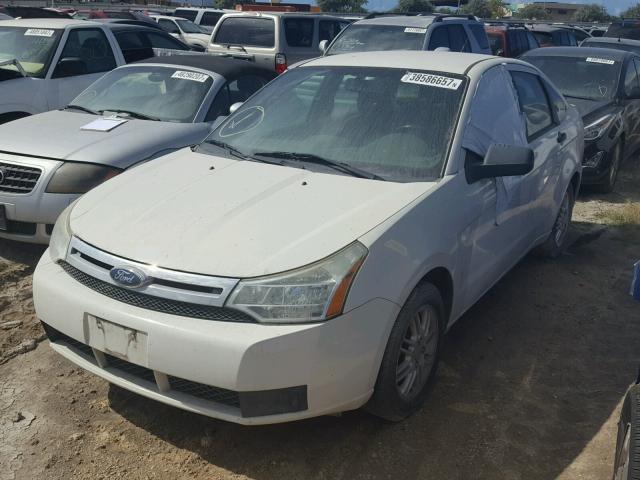 1FAHP3FN0AW201677 - 2010 FORD FOCUS SE WHITE photo 2