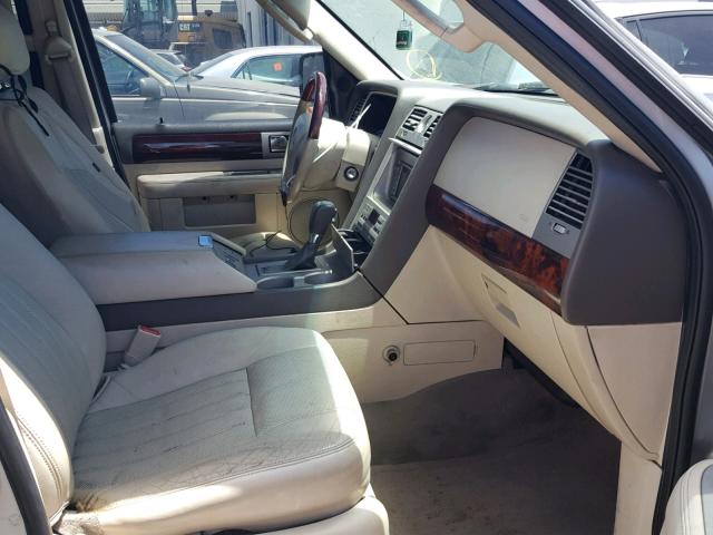 5LMFU28R74LJ29511 - 2004 LINCOLN NAVIGATOR SILVER photo 5