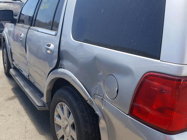 5LMFU28R74LJ29511 - 2004 LINCOLN NAVIGATOR SILVER photo 9