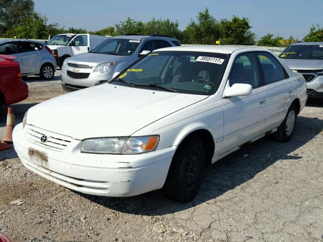 JT2BG22K6W0136634 - 1998 TOYOTA CAMRY CE WHITE photo 2