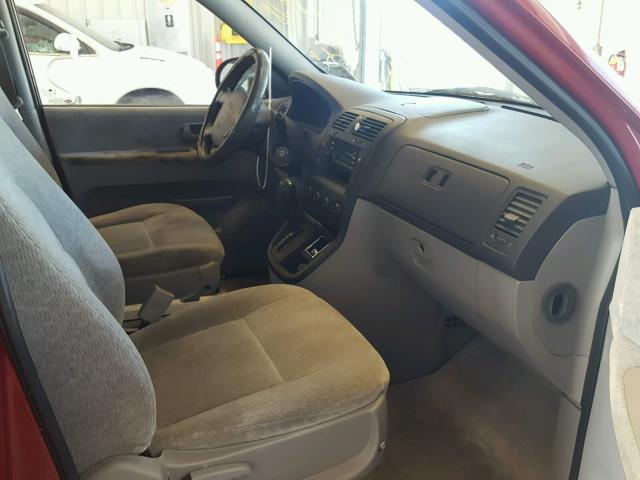 KNDUP131656635784 - 2005 KIA SEDONA EX RED photo 5