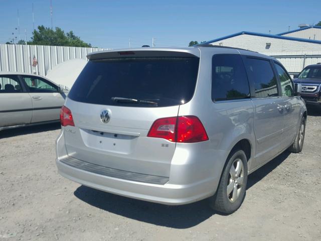 2V4RW3DGXBR718149 - 2011 VOLKSWAGEN ROUTAN SE SILVER photo 4