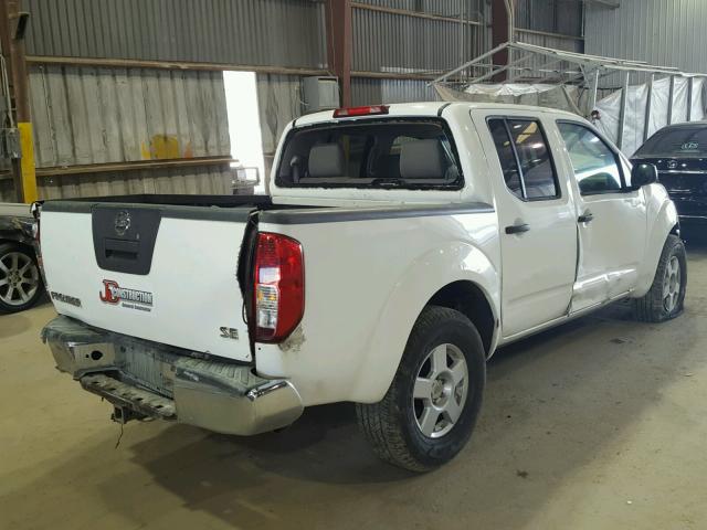 1N6AD07U26C407985 - 2006 NISSAN FRONTIER C WHITE photo 4