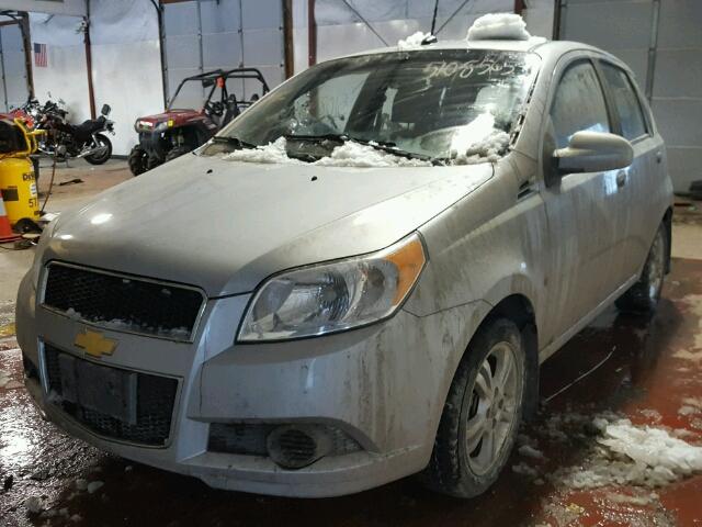 KL1TD66E49B671266 - 2009 CHEVROLET AVEO LS SILVER photo 2