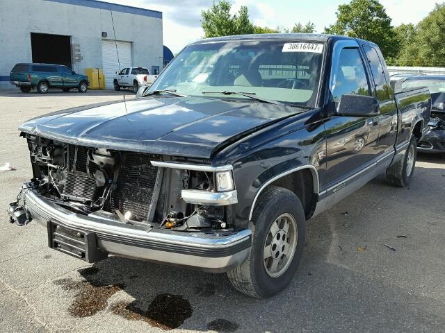 2GCEC19R1W1136803 - 1998 CHEVROLET C1500 BLACK photo 2