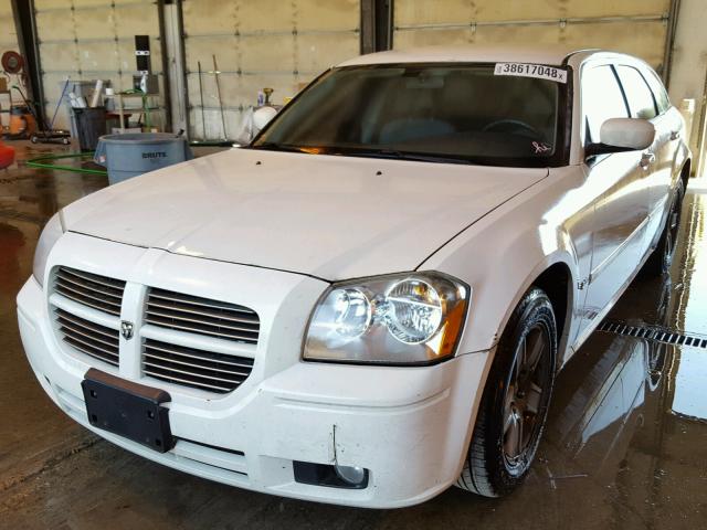 2D4FV47VX6H472394 - 2006 DODGE MAGNUM SXT WHITE photo 2