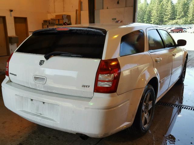 2D4FV47VX6H472394 - 2006 DODGE MAGNUM SXT WHITE photo 4