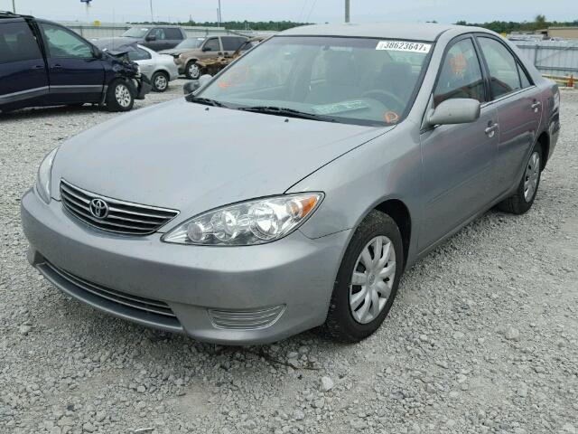 4T1BE32K45U572923 - 2005 TOYOTA CAMRY LE/X SILVER photo 2