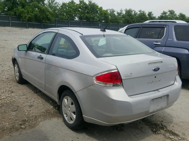 1FAHP32N08W260678 - 2008 FORD FOCUS S/SE SILVER photo 3