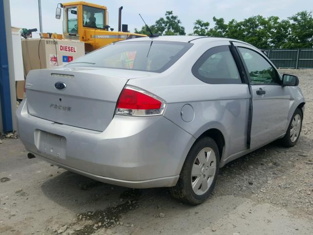 1FAHP32N08W260678 - 2008 FORD FOCUS S/SE SILVER photo 4