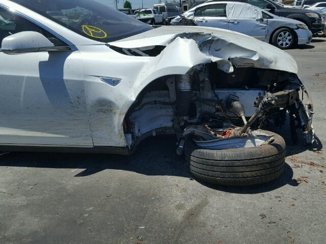 5YJSA1E45GF125093 - 2016 TESLA MODEL S WHITE photo 9