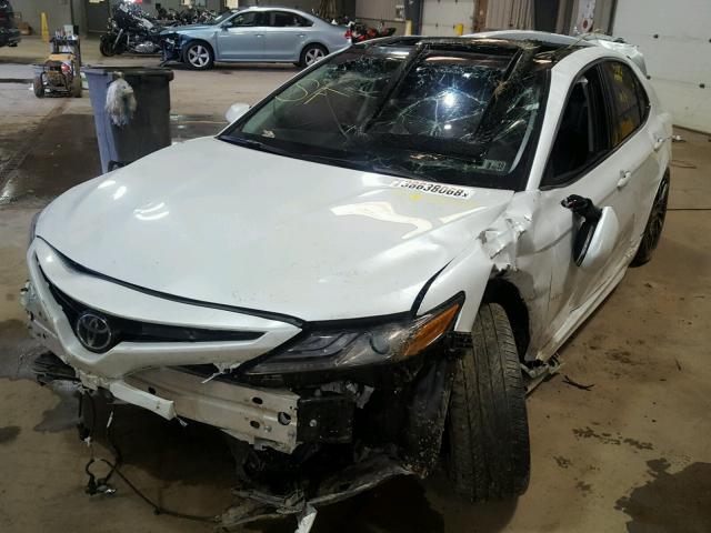 4T1B61HK3JU013088 - 2018 TOYOTA CAMRY XSE WHITE photo 2