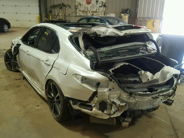 4T1B61HK3JU013088 - 2018 TOYOTA CAMRY XSE WHITE photo 3