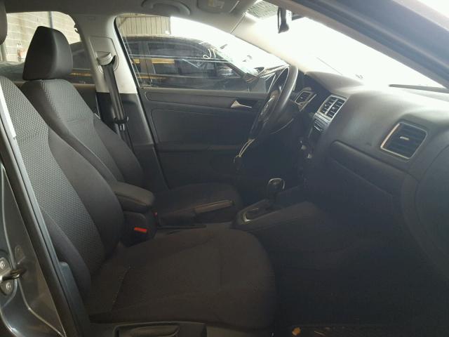 3VW2K7AJXEM353009 - 2014 VOLKSWAGEN JETTA BASE Մոխրագույն լուսանկար 5