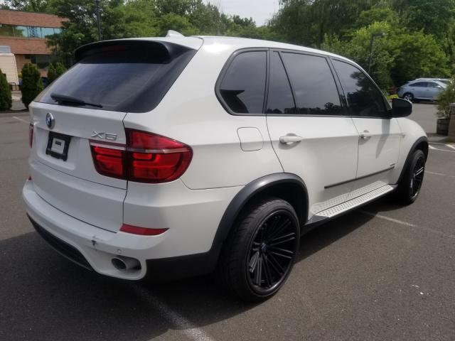 5UXZW0C57BL370388 - 2011 BMW X5 XDRIVE3 WHITE photo 4