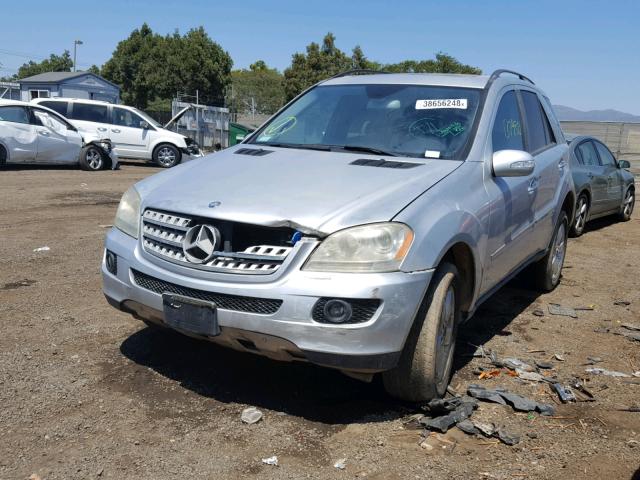 4JGBB75E66A046138 - 2006 MERCEDES-BENZ ML 500 SILVER photo 2