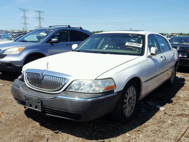 1LNHM82W43Y625753 - 2003 LINCOLN TOWN CAR S WHITE photo 2