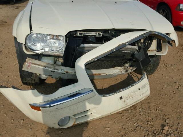 2C3LA63H66H279316 - 2006 CHRYSLER 300C WHITE photo 9