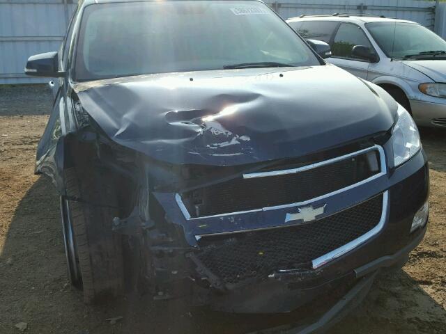 1GNKRGED3CJ129746 - 2012 CHEVROLET TRAVERSE L BLUE photo 9