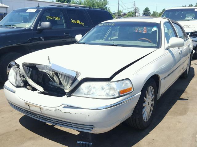 1LNHM83W24Y614458 - 2004 LINCOLN TOWN CAR U WHITE photo 2