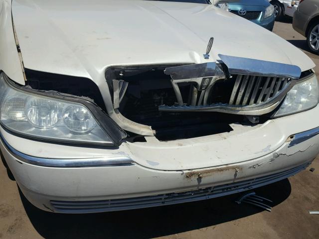 1LNHM83W24Y614458 - 2004 LINCOLN TOWN CAR U WHITE photo 9