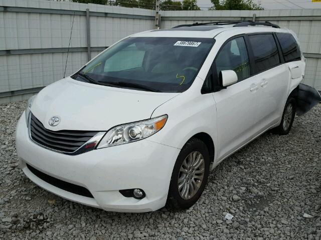 5TDYK3DC9CS261762 - 2012 TOYOTA SIENNA XLE WHITE photo 2