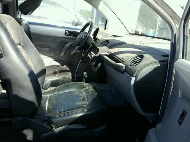 3VWCD21C2YM464161 - 2000 VOLKSWAGEN NEW BEETLE 银色 照片 5