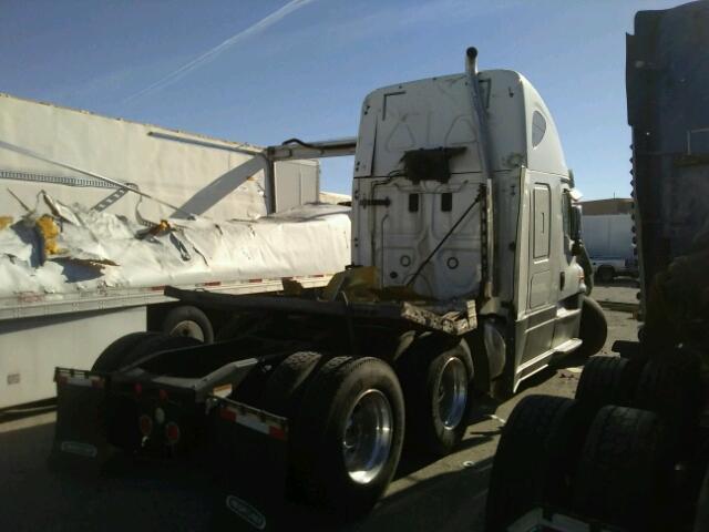 3AKJGLDV8HSHM3488 - 2017 FREIGHTLINER CASCADIA 1 WHITE photo 4