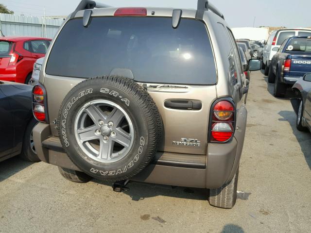 1J8GL38K45W626435 - 2005 JEEP LIBERTY RE 绿色 照片 9