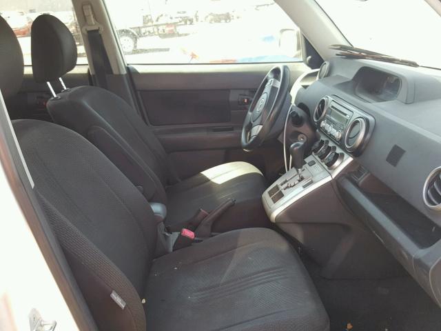 JTLKE50E581039261 - 2008 TOYOTA SCION XB WHITE photo 5
