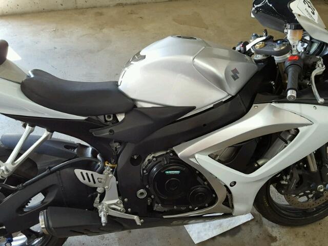 JS1GN7DA262106064 - 2006 SUZUKI GSX-R600 K SILVER photo 5