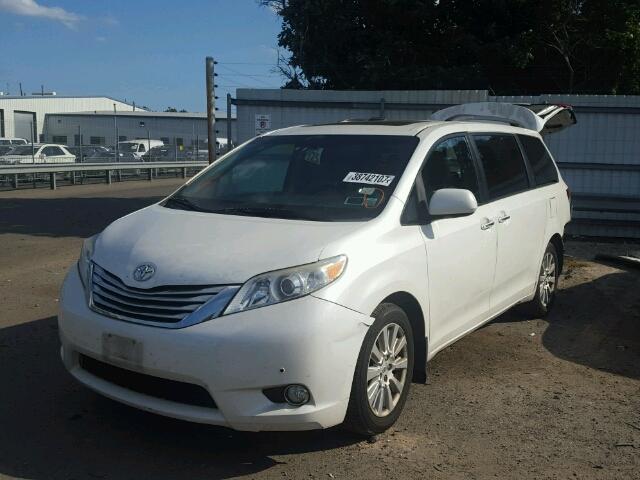 5TDDK3DC3BS004545 - 2011 TOYOTA SIENNA XLE WHITE photo 2