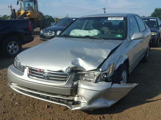 JT2BG22K110599810 - 2001 TOYOTA CAMRY CE SILVER photo 2