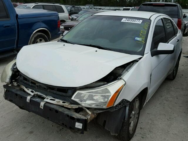 1FAHP35N98W225259 - 2008 FORD FOCUS SE WHITE photo 2