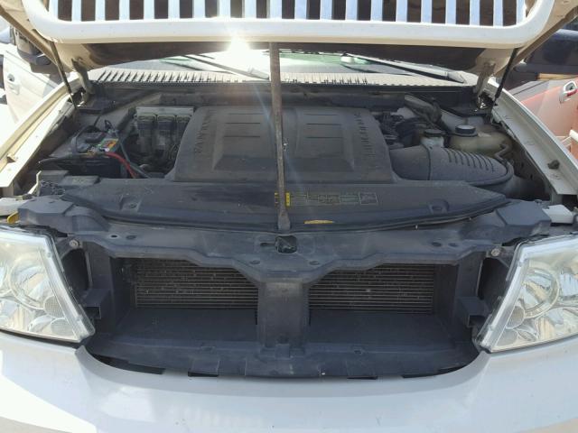 5LMFU27505LJ03171 - 2005 LINCOLN NAVIGATOR WHITE photo 7