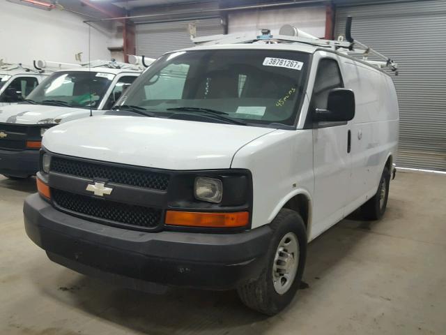 1GCWGFCB8C1120973 - 2012 CHEVROLET EXPRESS G2 WHITE photo 2